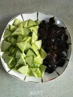 Make cucumber-mucked eggs step 1