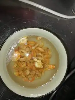 Make Scorch fried eggs and shrimp step 2