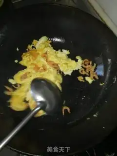 Make Scorch fried eggs and shrimp step 3