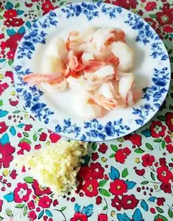 Make A garlic fan with a shrimp step 1