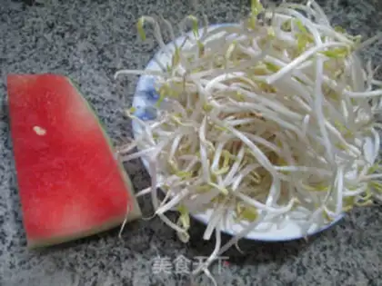 Make Watermelon peeled green bean sprouts step 0