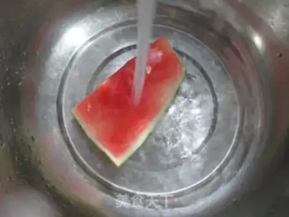 Make Watermelon peeled green bean sprouts step 1