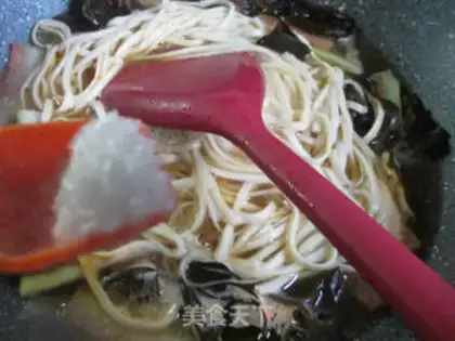 Make Black-mule watermelon noodles step 8