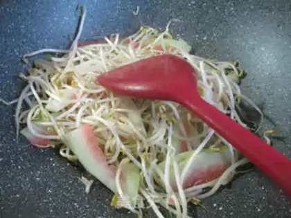 Make Watermelon peeled green bean sprouts step 3