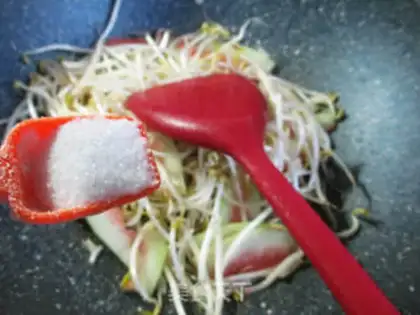 Make Watermelon peeled green bean sprouts step 4