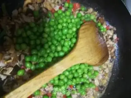 Make Squid mushrooms, fried beans step 2