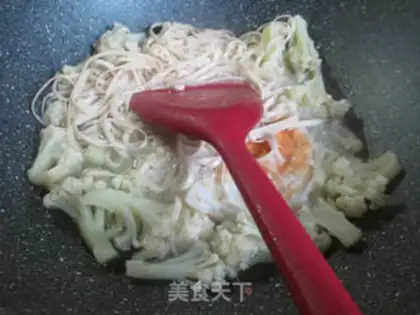 Make Duck omelet for noodles step 2