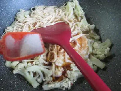 Make Duck omelet for noodles step 4