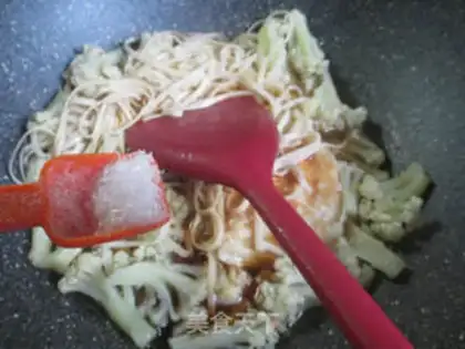 Make Duck omelet for noodles step 5