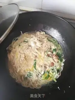 Make Seafood vegetable egg noodles step 2