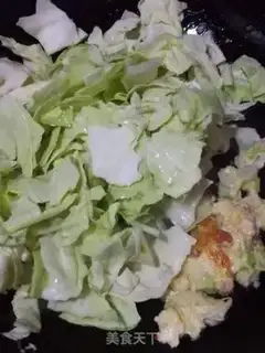 Make Round cabbage fried eggs step 3