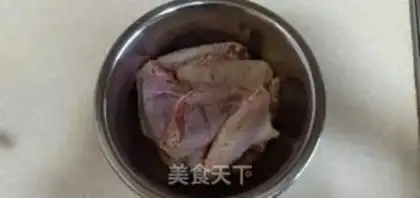 Make Three-juice chicken wings step 1