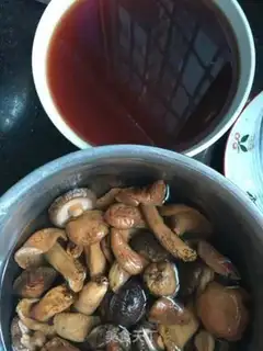 Make Twin mushroom chicken soup step 0