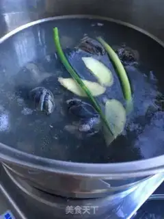Make Twin mushroom chicken soup step 1