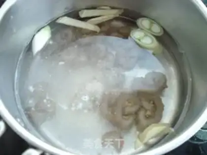 Make Soup from the sea cucumber step 2