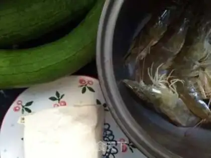 Make Shrimp tofu melon soup step 0