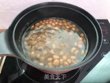 Make Red tea, red sugar, pearl milk step 1
