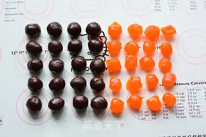 Make A wide bean saloon moon cake step 5