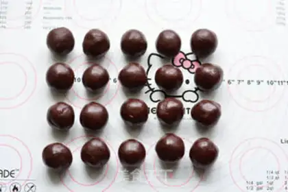 Make A wide bean saloon moon cake step 7