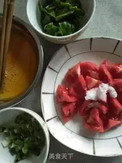 Make Potato pepper fried eggs step 1