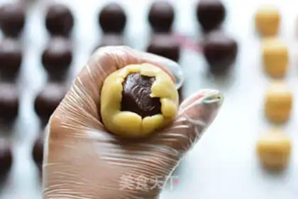 Make A wide bean saloon moon cake step 10