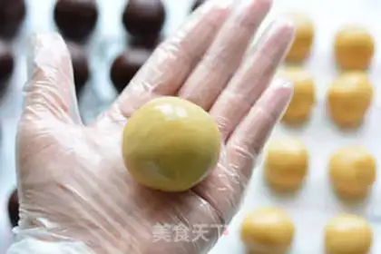 Make A wide bean saloon moon cake step 11