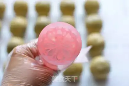 Make A wide bean saloon moon cake step 12