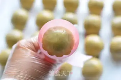 Make A wide bean saloon moon cake step 13