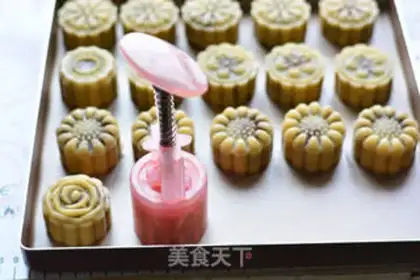 Make A wide bean saloon moon cake step 14