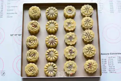 Make A wide bean saloon moon cake step 15