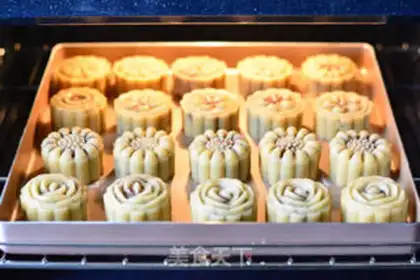 Make A wide bean saloon moon cake step 16