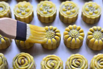Make A wide bean saloon moon cake step 17