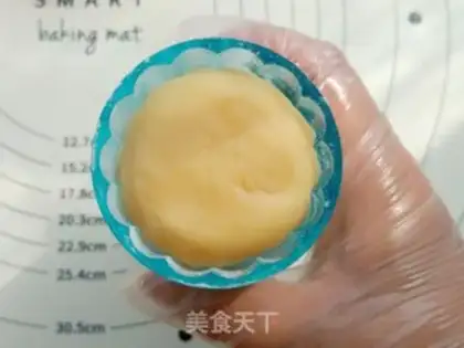 Make Gold and milk moon cakes step 14