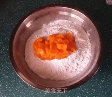Make Maramite pork pumpkin dumplings step 1