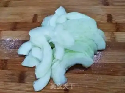 Make Tomato cucumber pork soup step 1