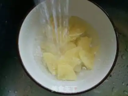 Make Bean-fruit fried potato chips step 2