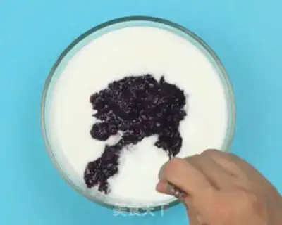 Make Blueberry popsicle step 1
