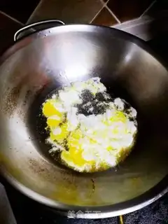 Make Onion-head fried eggs step 1