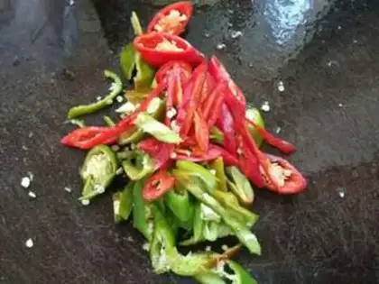 Make Chili fried shrimp step 1