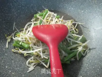 Make Plum green bean sprouts and rice powder step 2