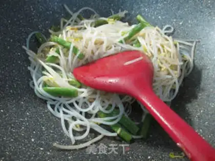 Make Plum green bean sprouts and rice powder step 3