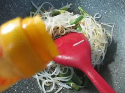 Make Plum green bean sprouts and rice powder step 4