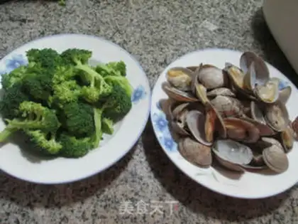 Make Flower clams and broccoli step 0