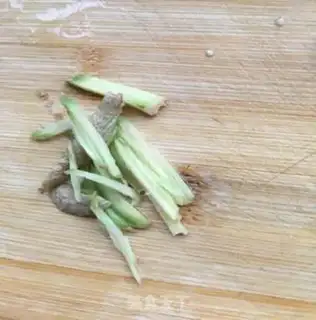 Make Green pepper fried gold abalone step 7