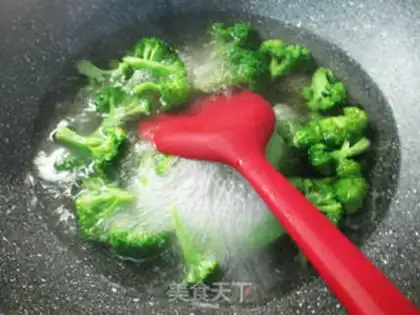 Make Flower clams and broccoli step 2
