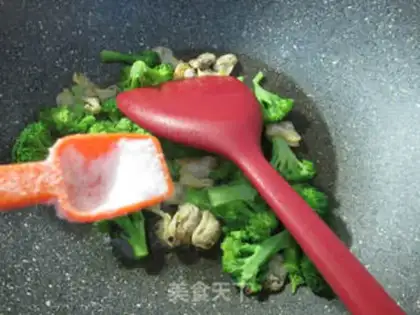 Make Flower clams and broccoli step 4