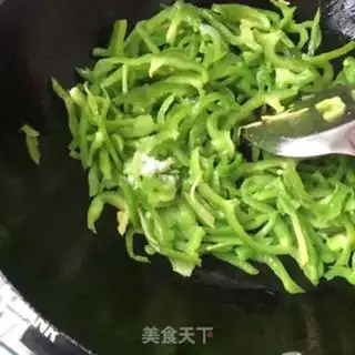 Make Green pepper fried gold abalone step 11
