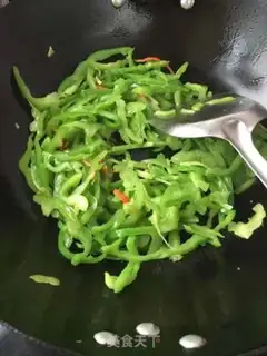 Make Green pepper fried gold abalone step 13