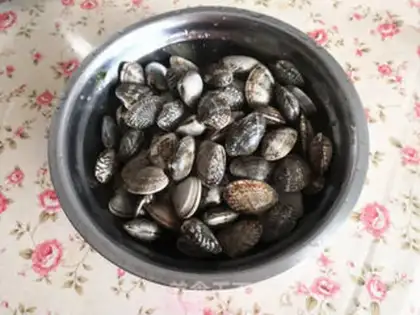 Make Scrambled clams step 0