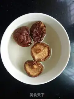 Make Plum mushrooms. Hot dry noodles step 0
